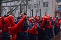 龙钢公司女职委环绕中间庆“三八”