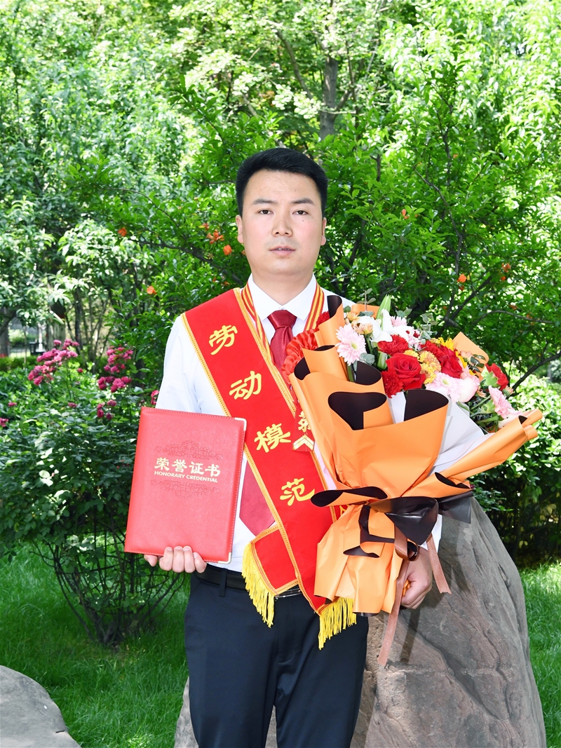 用青春和汗水谱写铁路斗争曲